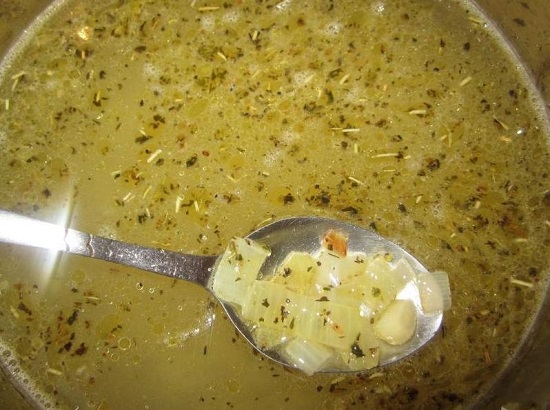 в кипящую воду выкладываем содержимое сковороды