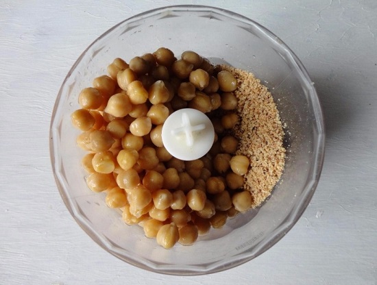 отварной нут и измельченный арахис