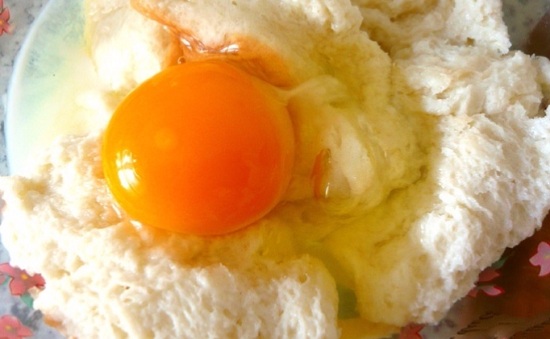 Добавим к батону яйцо и рисовую крупу