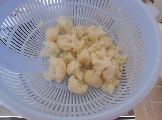 Отварную капусту выкладываем в дуршлаг