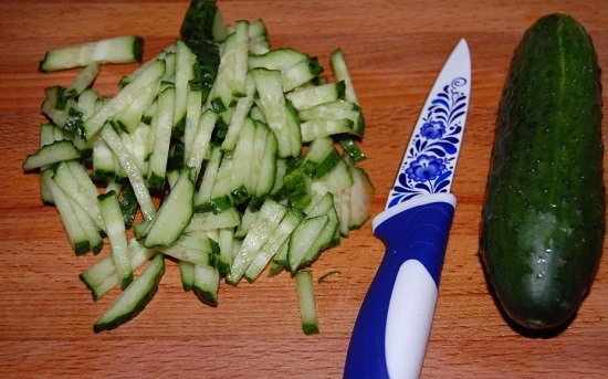 Шинкуем огурец соломкой