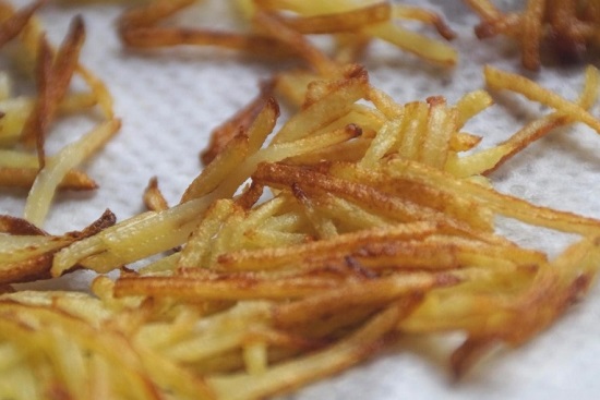 Выкладываем картофель на бумажное полотенце