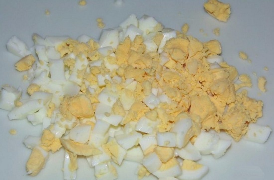 Яйца отварим, очистим и нарежем