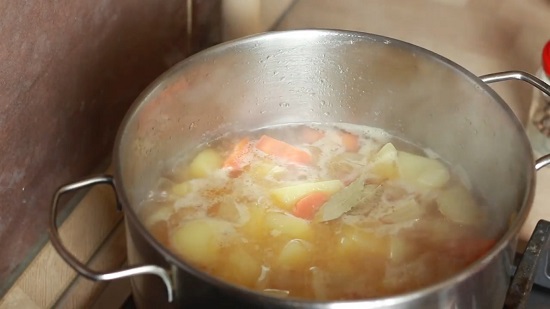 Добавляем пару листиков лавра