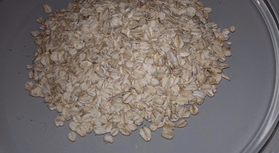насыпаем тоненькие овсяные хлопья