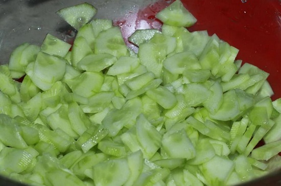 огурцы шинкуем дольками