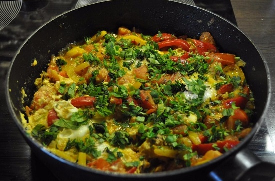 Посыпаем блюдо оставшейся зеленью