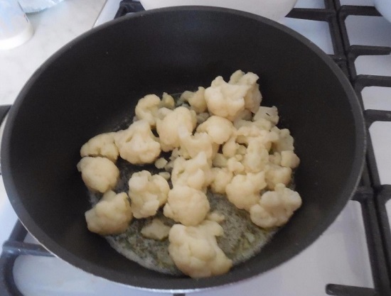 Перекладываем соцветия цветной капусты в сковороду