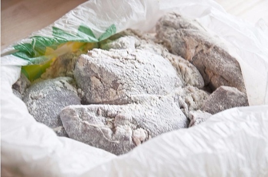 Муку просеиваем и обваливаем в ней кусочки печени