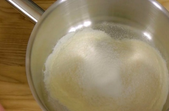 добавляем молоко сухое, сахарный песок и ваниль