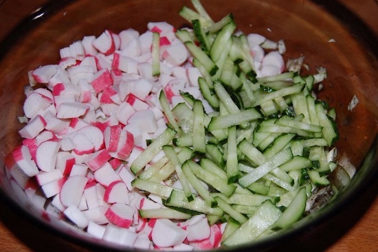 Добавляем измельченный огурец в салатницу