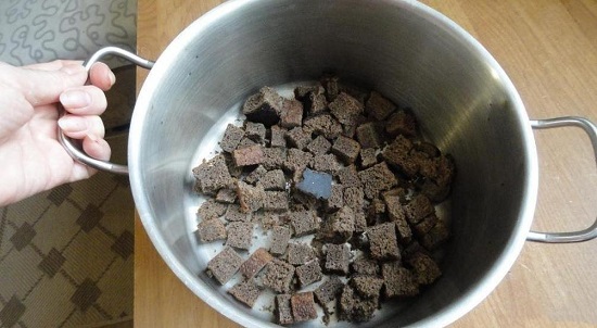 Выкладываем хлебную массу в кастрюлю